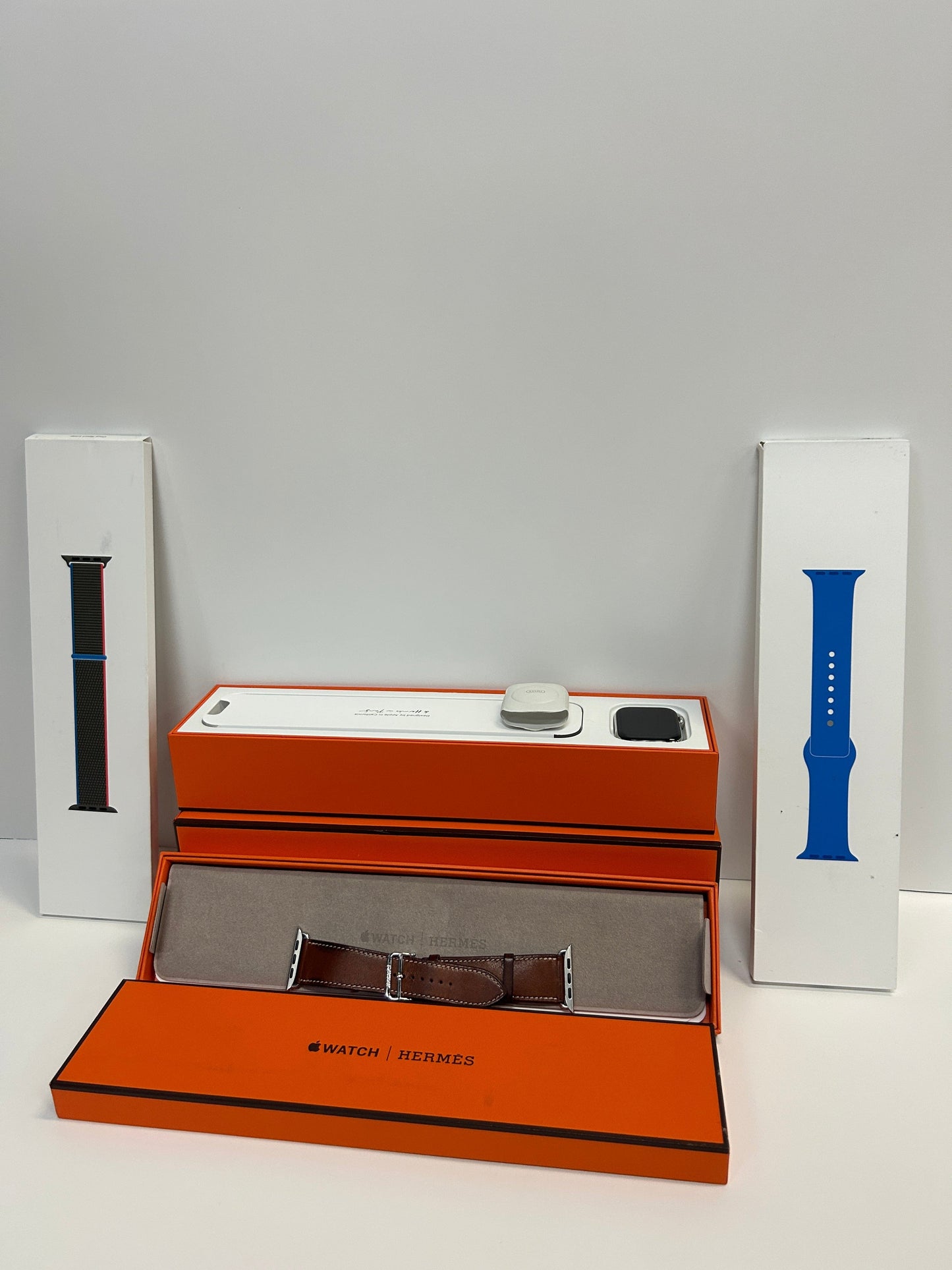 Apple Watch Series 6 Hermès 44mm with two Hermès Watch Bands (Leather Deployment, Rubber Band, Sport Band))