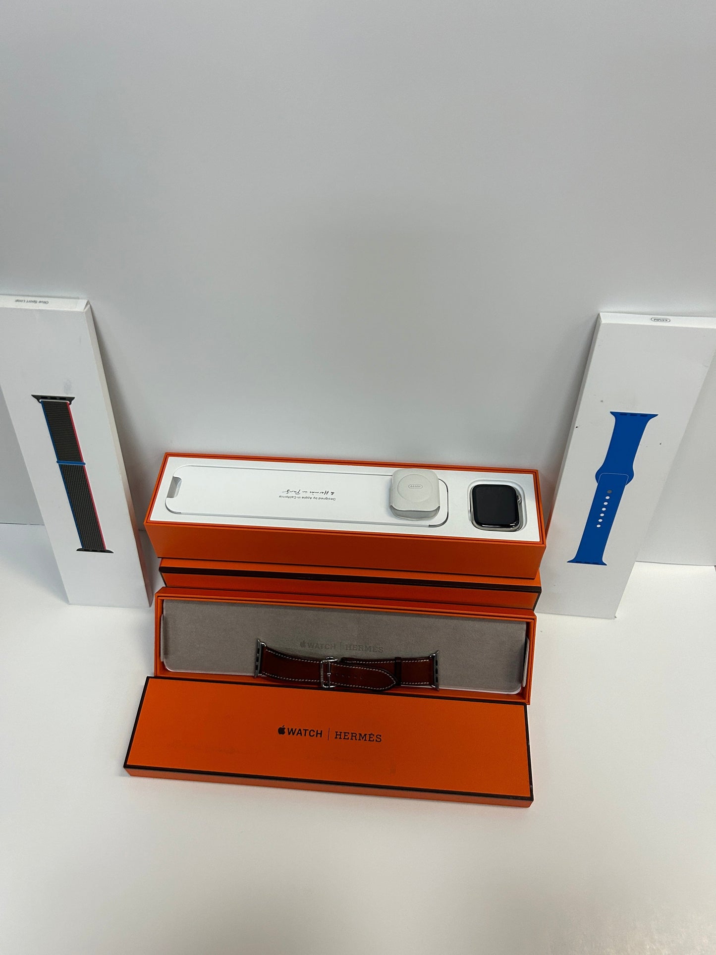 Apple Watch Series 6 Hermès 44mm with two Hermès Watch Bands (Leather Deployment, Rubber Band, Sport Band))