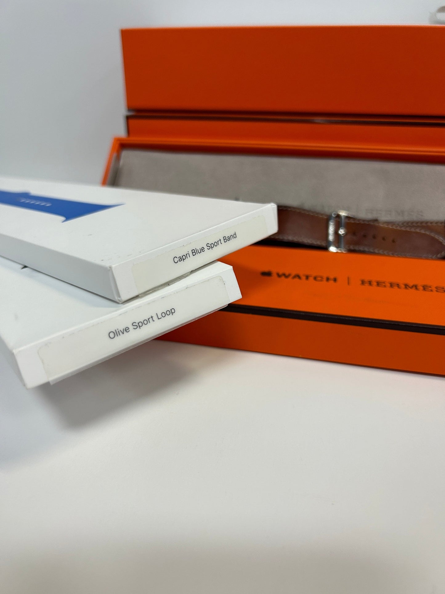 Apple Watch Series 6 Hermès 44mm with two Hermès Watch Bands (Leather Deployment, Rubber Band, Sport Band))