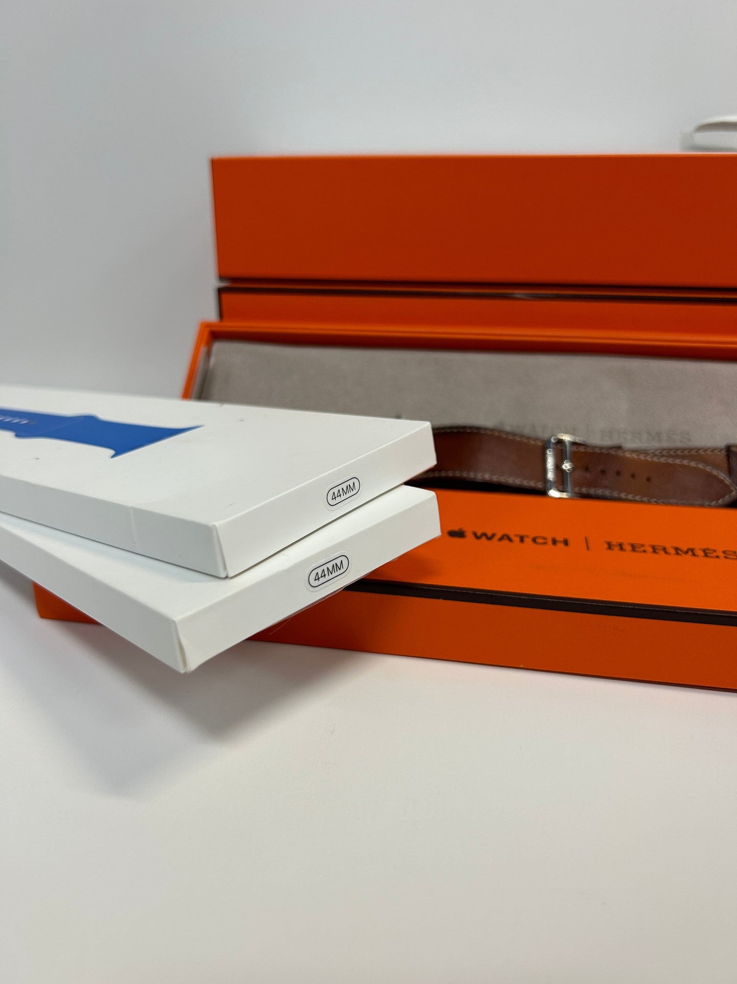 Apple Watch Series 6 Hermès 44mm with two Hermès Watch Bands (Leather Deployment, Rubber Band, Sport Band))