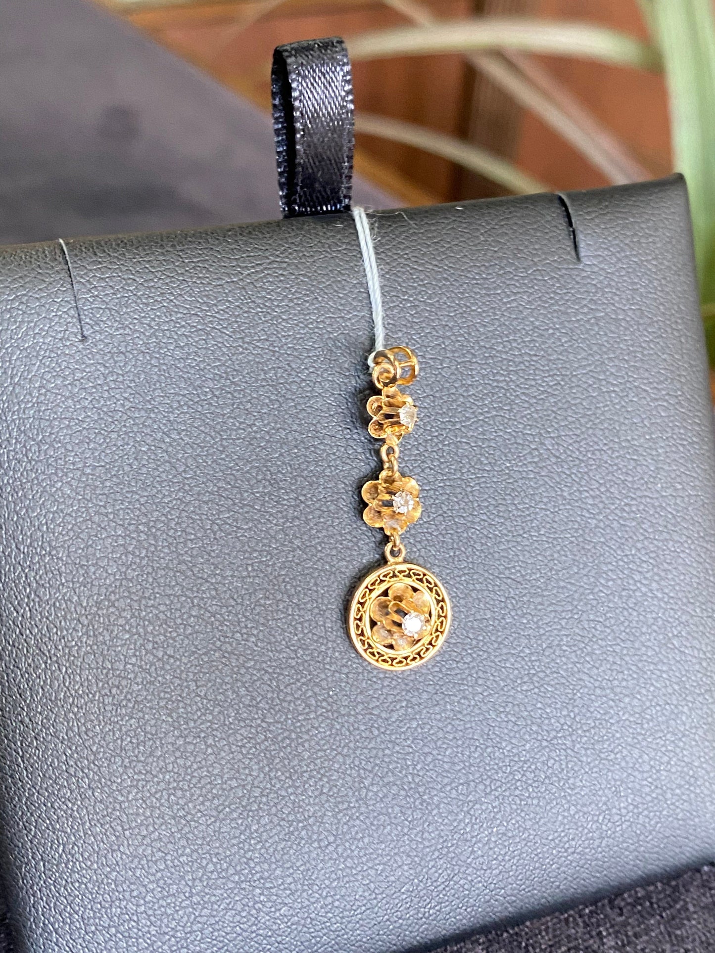 vintage three flower pendant