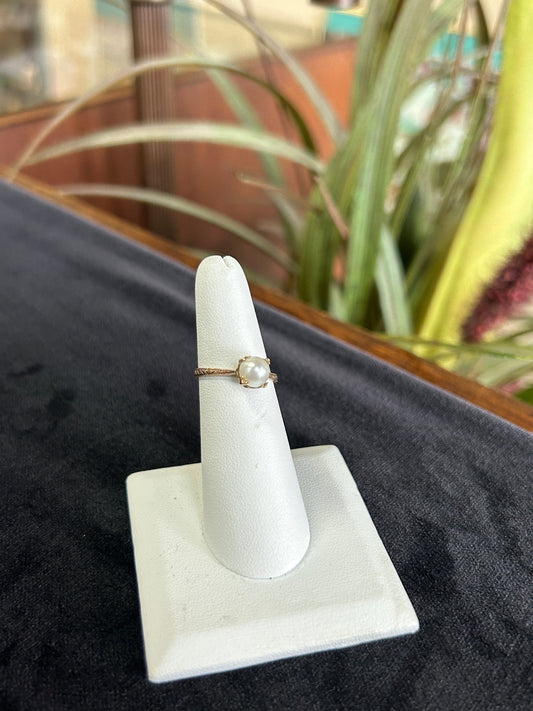 Solitaire Freshwater Pearl Ring with Decorative Shank